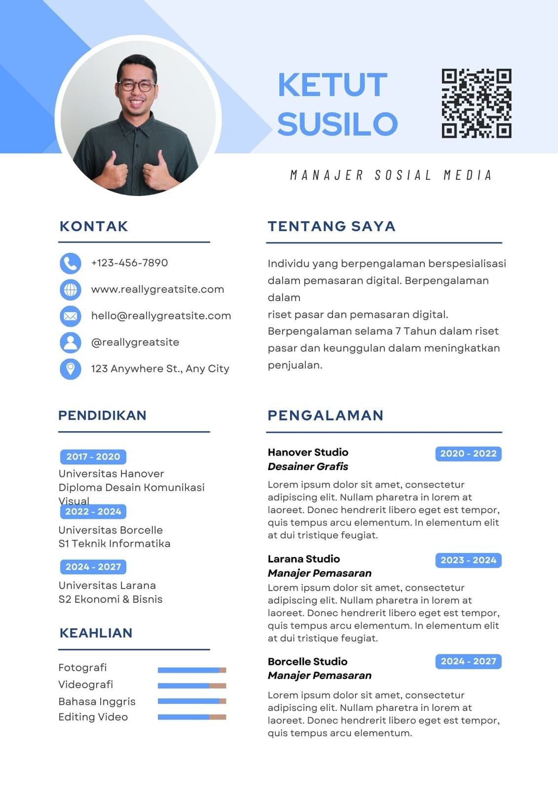 CV Resume Manajer Modern Biru dan Putih